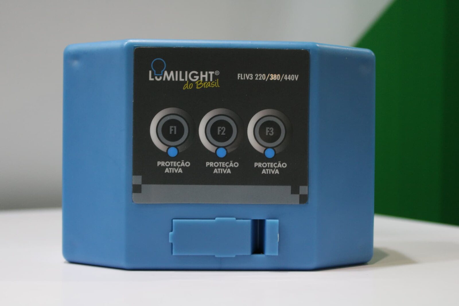 Foto real do Dispositivo de Proteção e Eficiência Energética Lumilight FLIV3 220/380/440V com os LEDs F1, F2 e F3 de proteção ativa